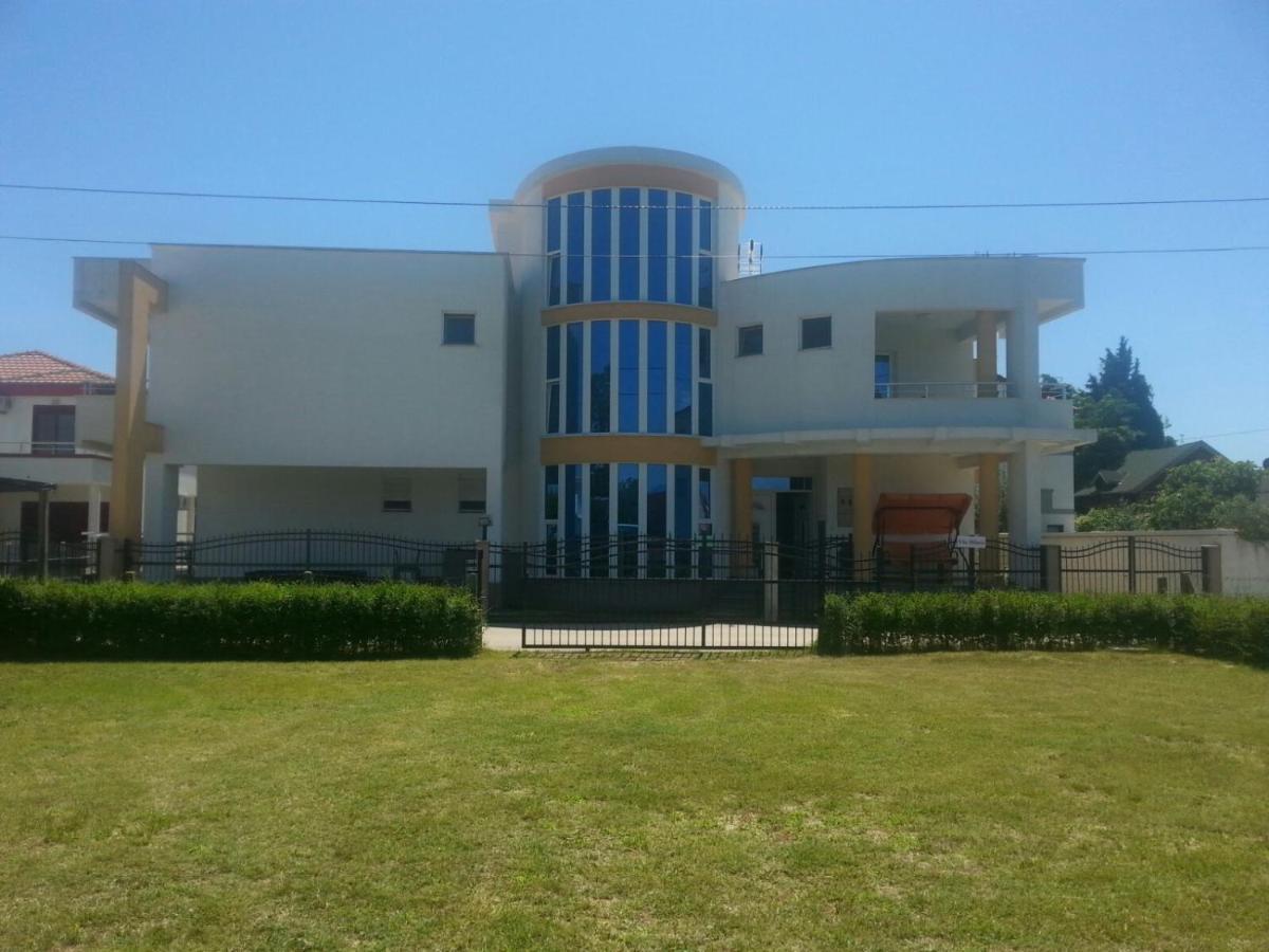 Apartmani Vila Milaris Ulcinj Exterior photo