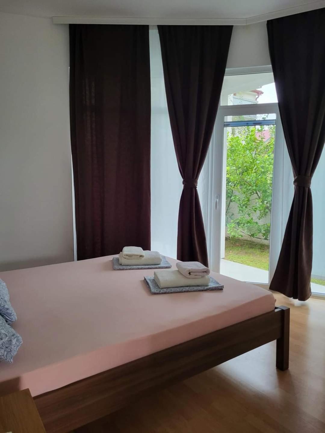 Apartmani Vila Milaris Ulcinj Exterior photo