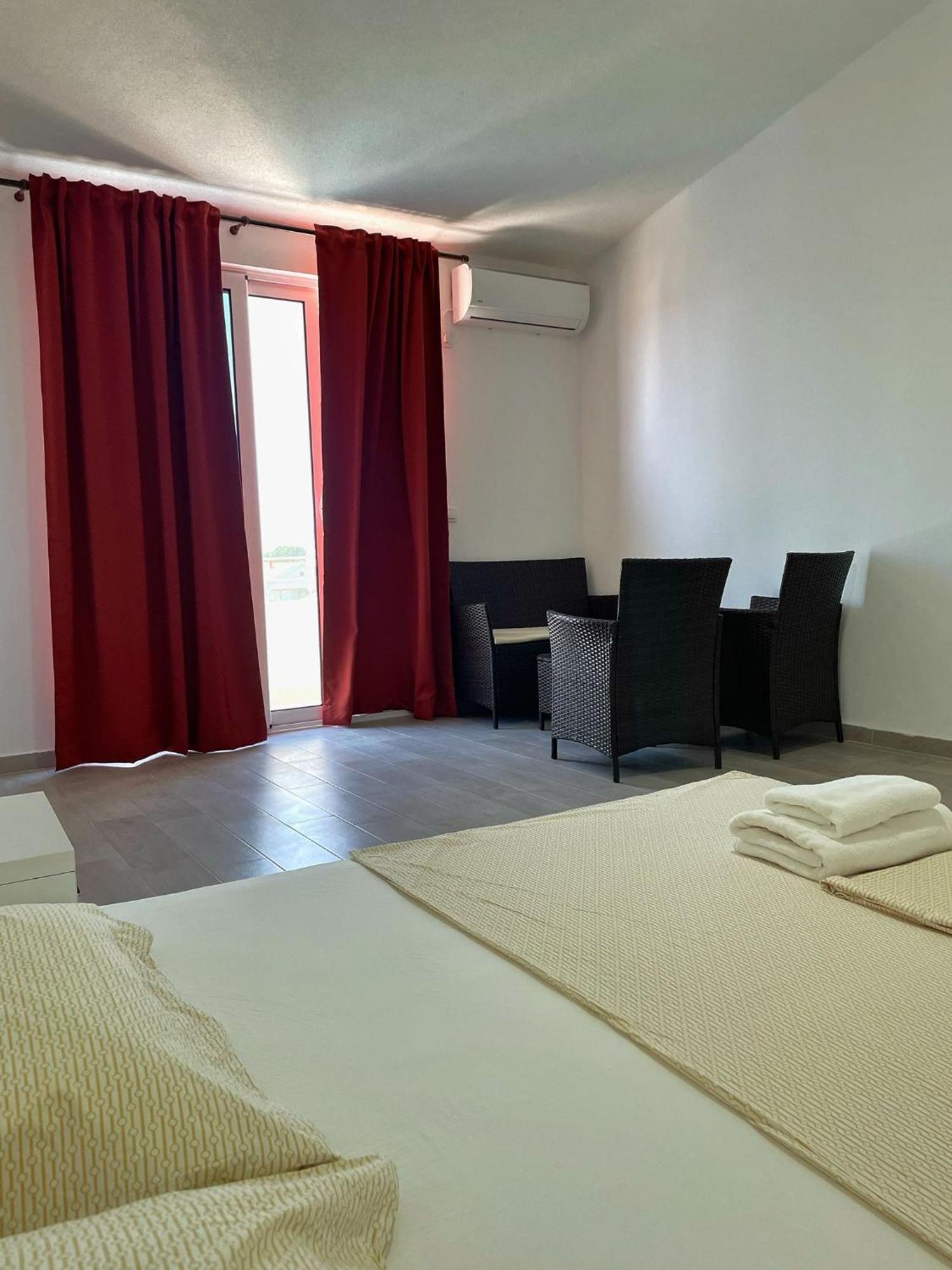 Apartmani Vila Milaris Ulcinj Exterior photo